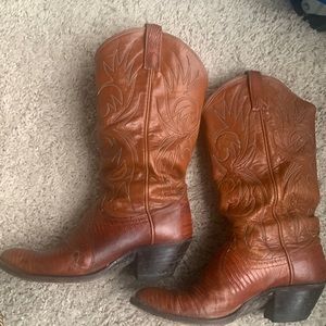 Size 6.5 cowboy boot. Dan Post